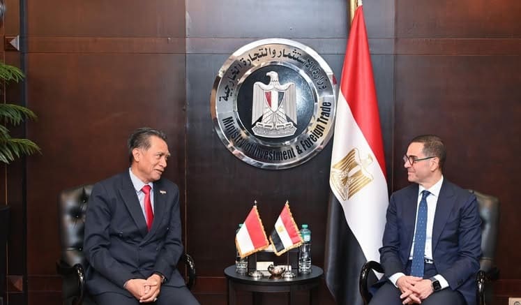 وزير الاستثمار يبحث سبل تعزيز العلاقات الاقتصادية المشتركة مع سفير إندونيسيا